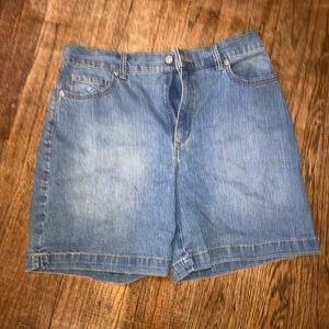 Gloria Vanderbilt Amanda style Jean shorts size 10